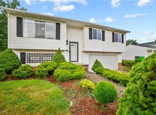 24671 Ridgeline Dr, Bedford Heights, OH