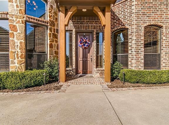 3rd image of 2814 Woodie Dr