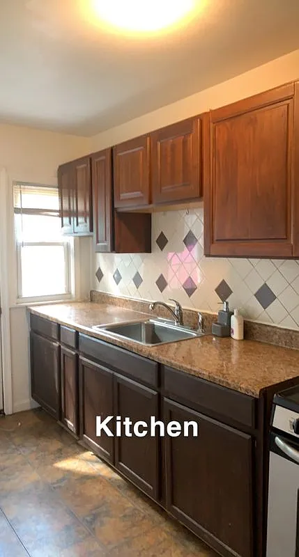 3 bed, 1.0 bath, 1000 sqft, $1,700 — Photo 2