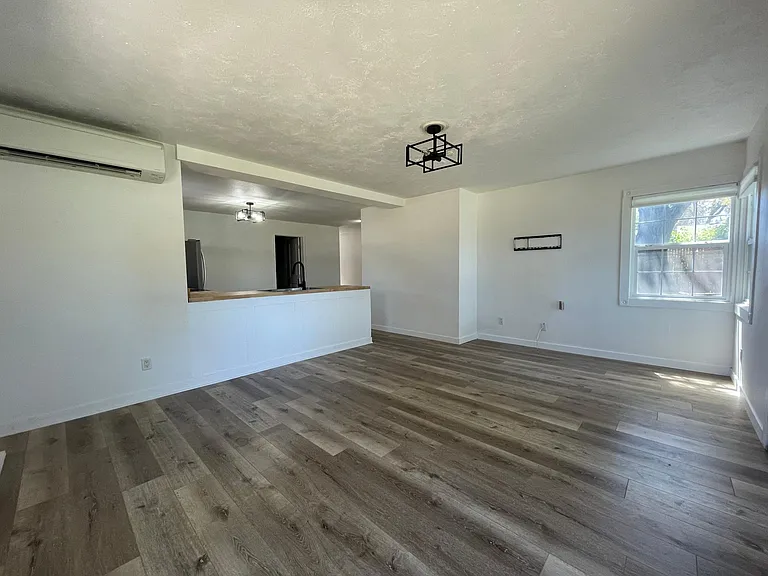 234 SW 4th St — Photo 4