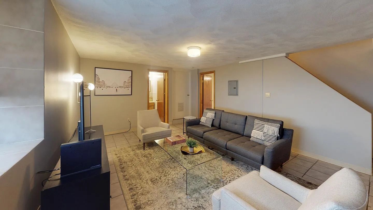 Private Bedroom in Inviting Somerville Home Near The Red Line — Photo 1