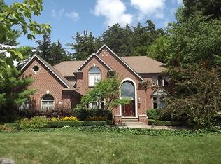 1262 Creek Pointe Dr, Rochester, MI 48307