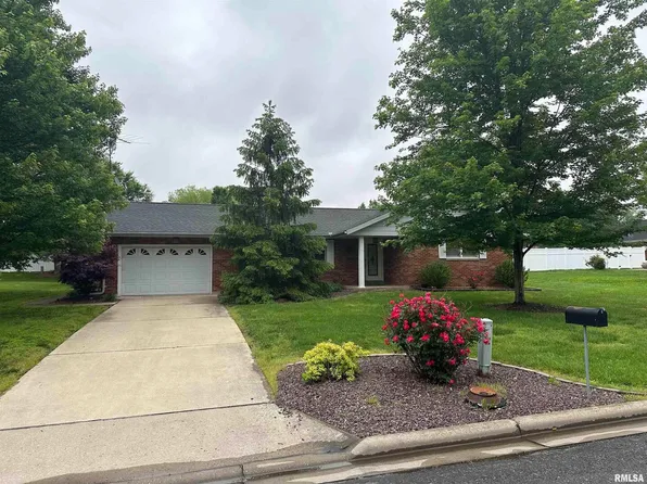 810 S Buhrman St, Nashville, IL 62263