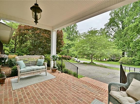4th image of 2564 Fairfax Dr