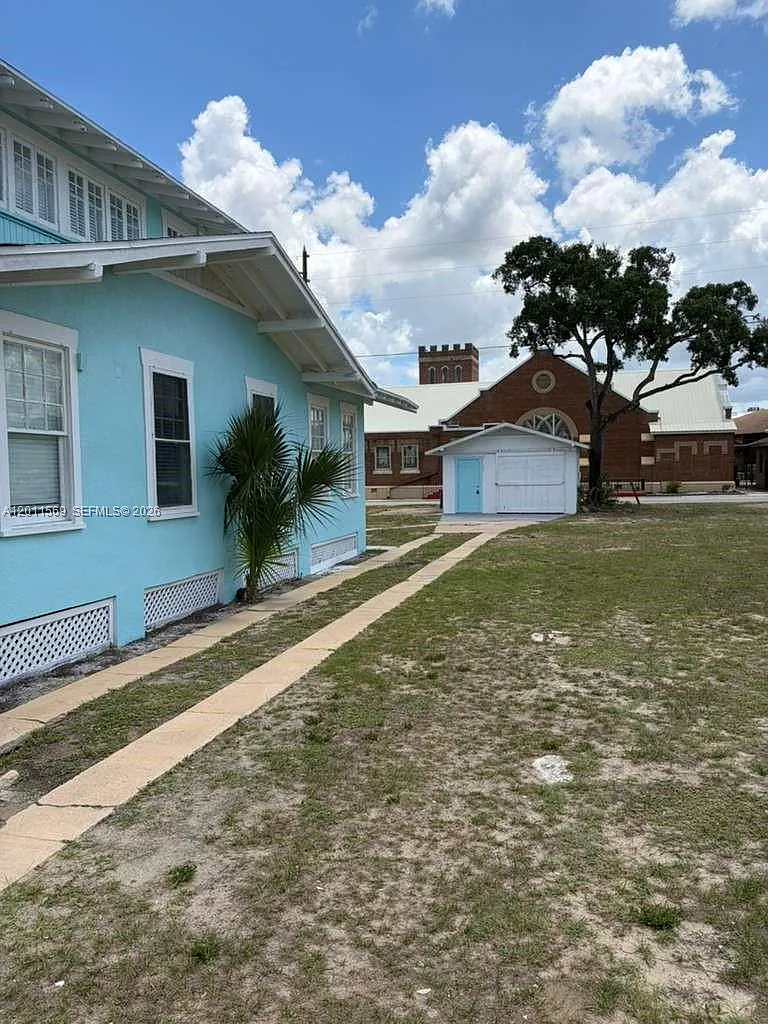 4 bed, 3.0 bath, $2,200 — Photo 2