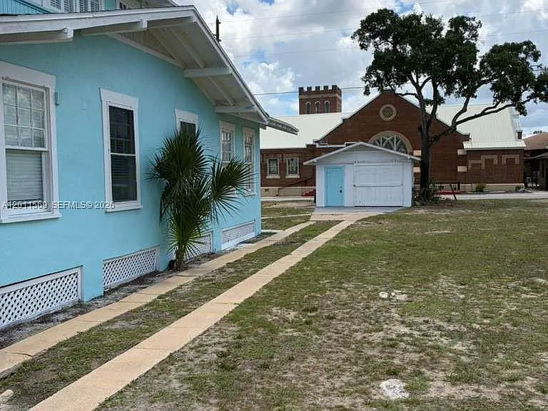 1870 Lakeview Dr — Photo 2