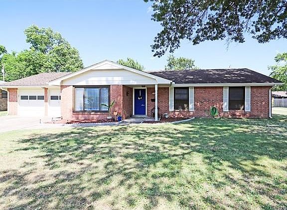 Great family home! 4 bedroom, 2 bath updated home near park.