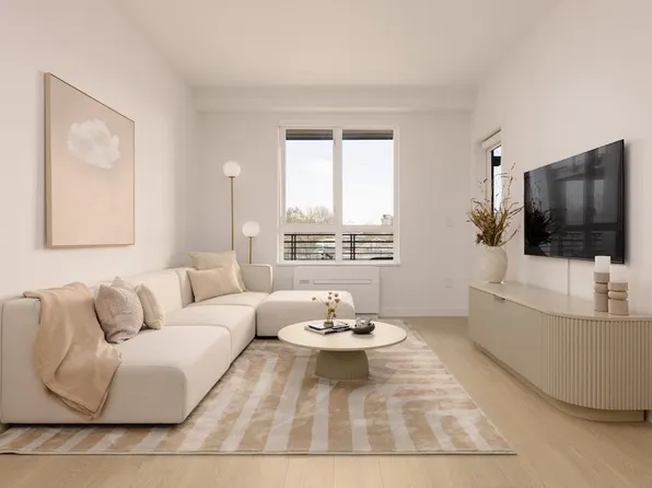 2450 Garden Dr #210, Vancouver, BC V5N 4Y6