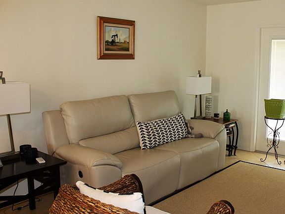5th image of 103 Bethpage Dr