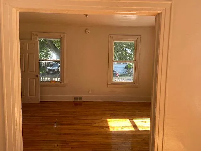 Building Photo - 913-915 Springate St #1