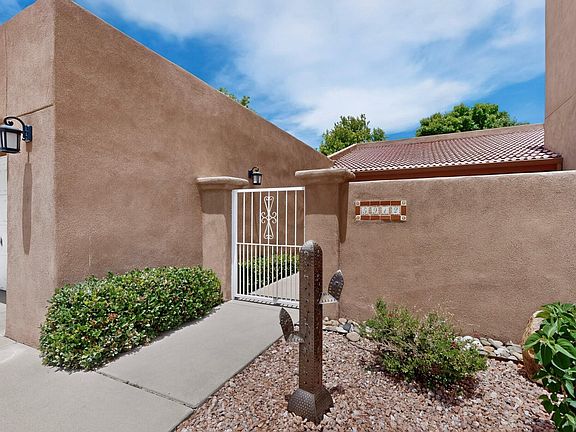 3rd image of 5912 Canyon Crest Pl NE