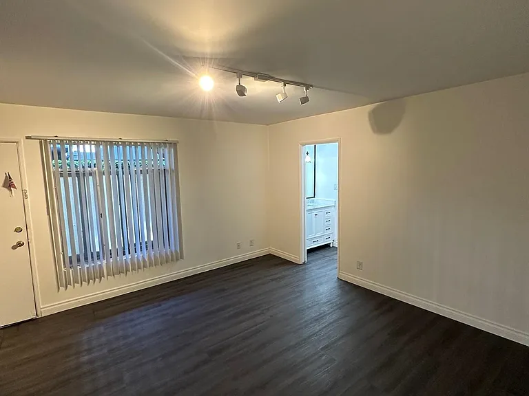 11915 Goshen Ave #4 — Photo 6