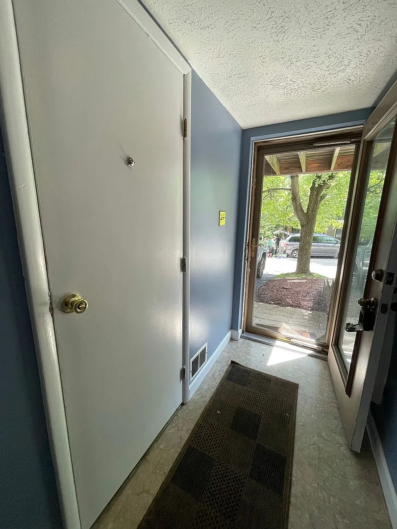 Charming 2 Bedroom 1.5 Bathroom - Bethel Park! — Photo 2
