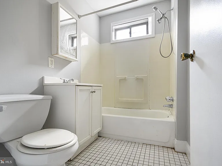 2411 W Darby Rd #2 — Photo 3