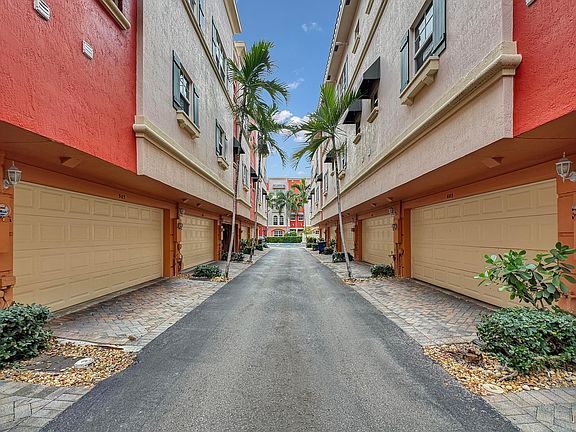 4th image of 1033 NE 17th Way #602