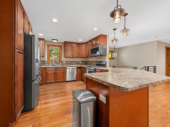 3rd image of 9865 Wintergreen Dr