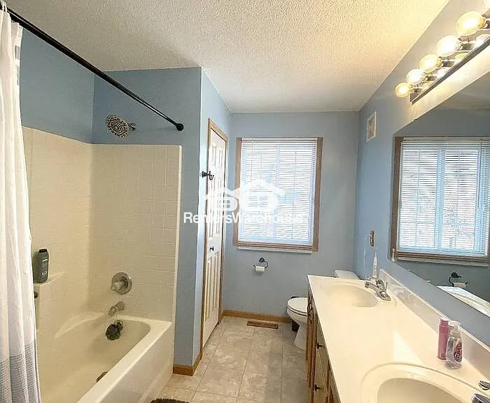 9585 Queensland Ln N — Photo 8