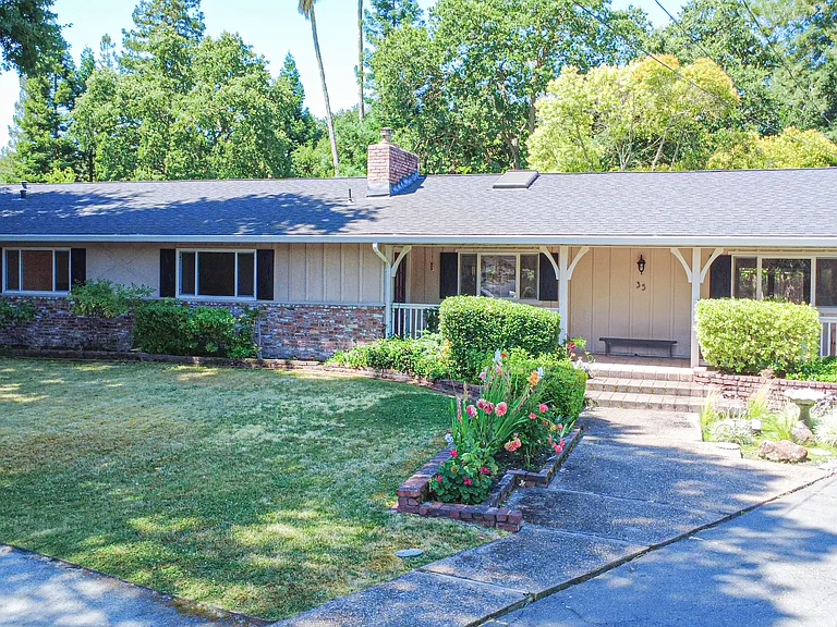 35 Sandra Ct — Photo 2