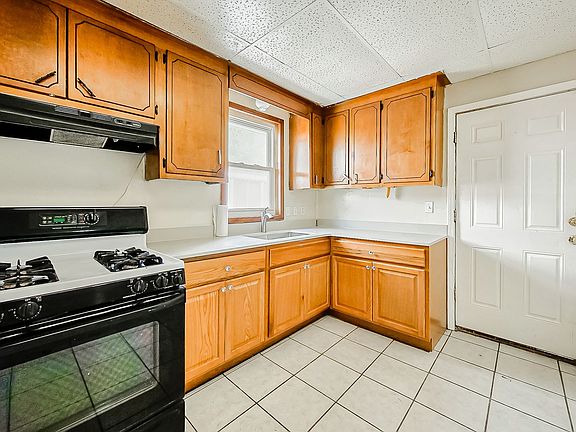 2nd image of 1147 E Brockton Ave
