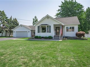 14 Briarwood Dr, Lockport, NY 14094