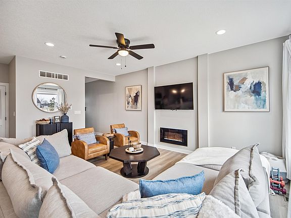 3rd image of 15304 Bellflower Ln