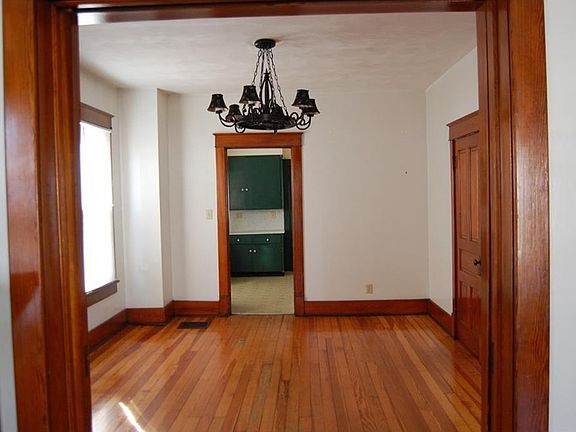 4th image of 131 E Water St