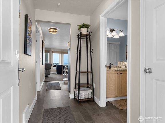 4th image of 501 Shoreview Drive S #206