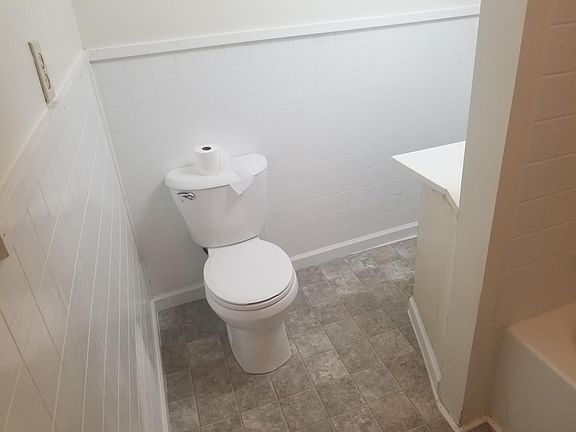 3rd image of 423 Gold St