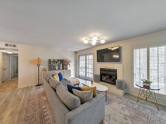 3rd image of 2901 Lenox #1005