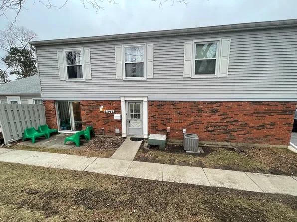 2342 Old Kings Ct, Schaumburg, IL 60194