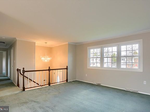 5th image of 8 Edgewood Dr