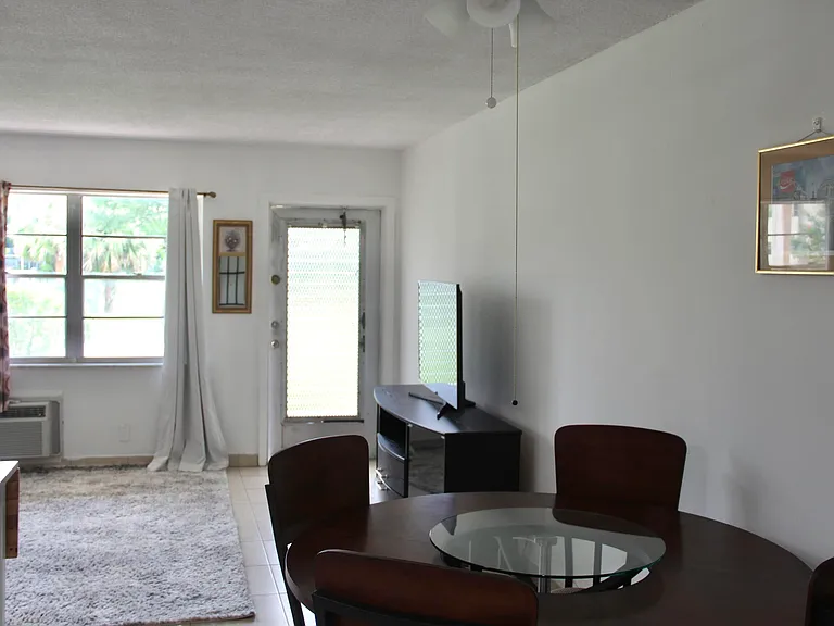 175 Canterbury Dr W #175 — Photo 4