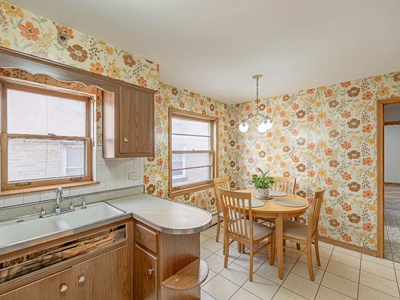 4th image of 4926 Louise St