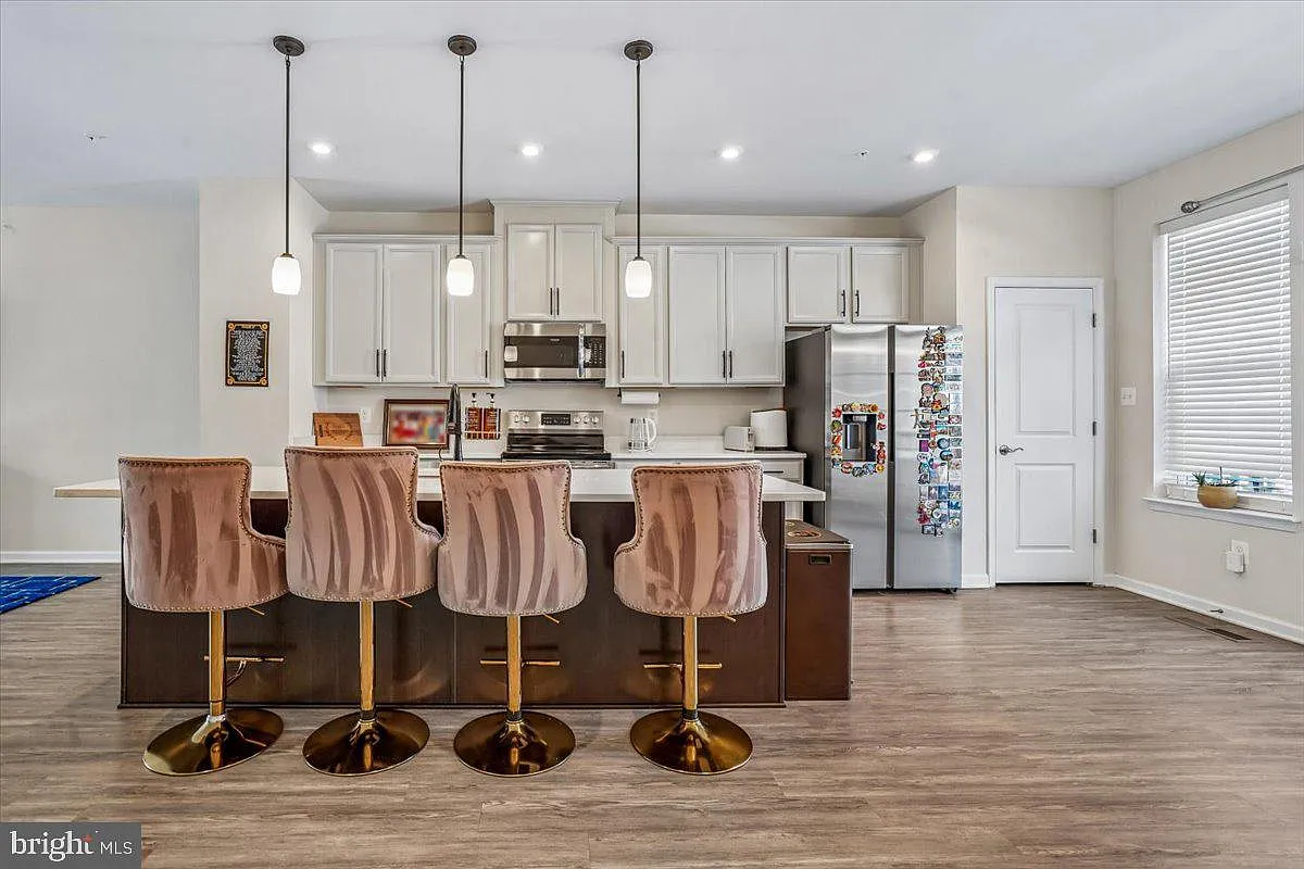 3 bed, 2.5 bath, 1970 sqft, $3,200 — Photo 4