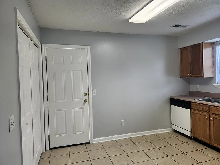 124 Williams St — Photo 5