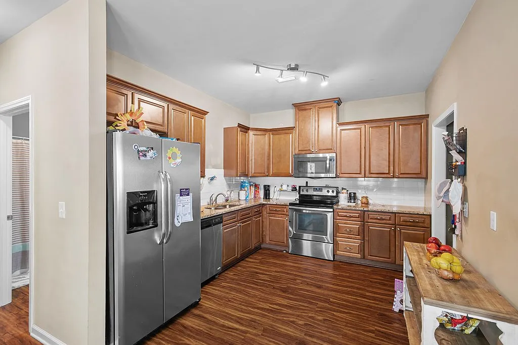 3 bed, 100 sqft, $1,595 — Photo 2