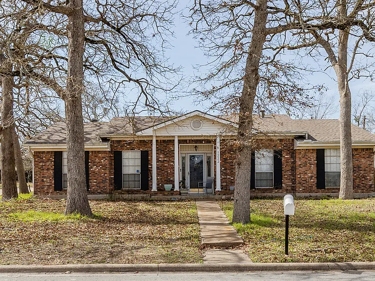 1222 Merry Oaks Dr — Photo 5