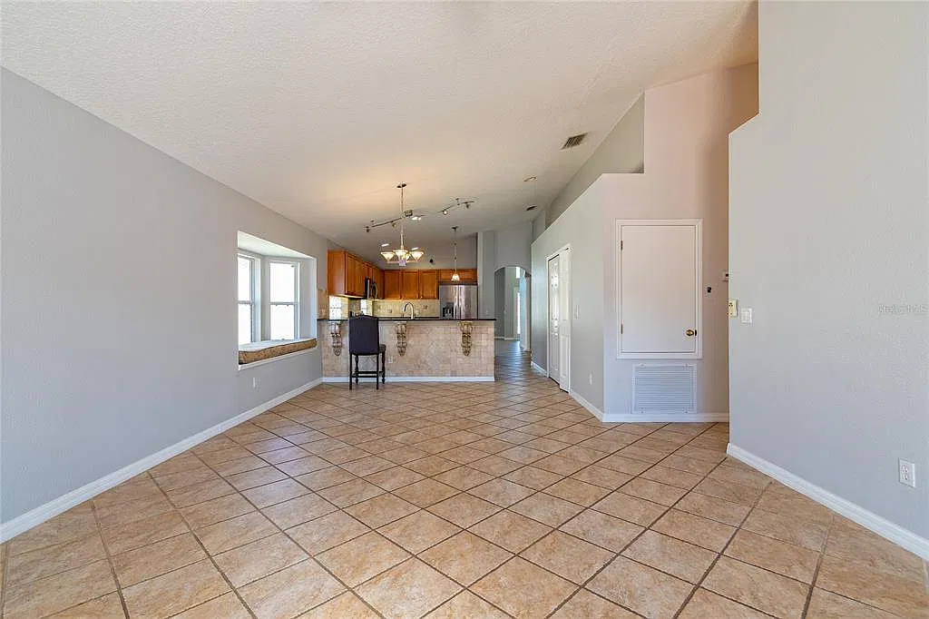 4 bed, 2.0 bath, 2168 sqft, $2,800 — Photo 3
