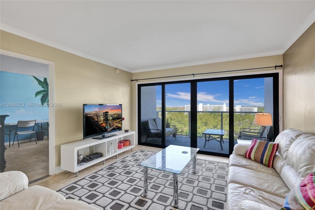 1401 N Riverside Dr APT 1005, photo 2