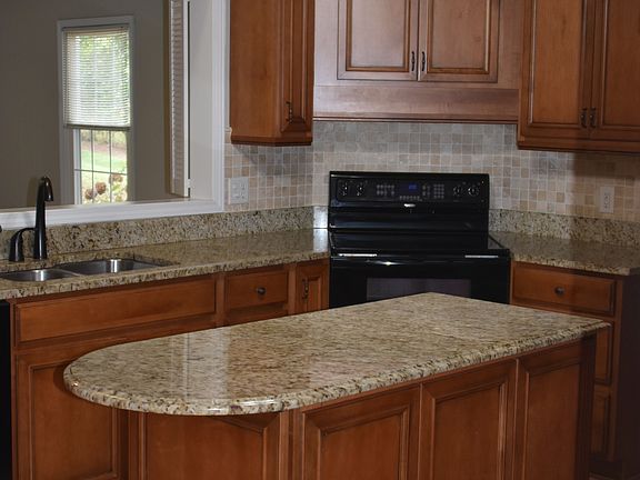5th image of 210 Crestwood Dr