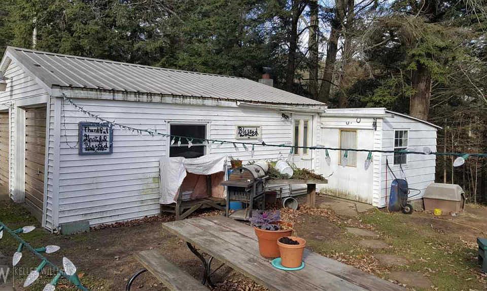 2nd image of 2450 Lakeshore Rd
