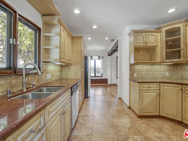 449 N Sweetzer Ave — Photo 34