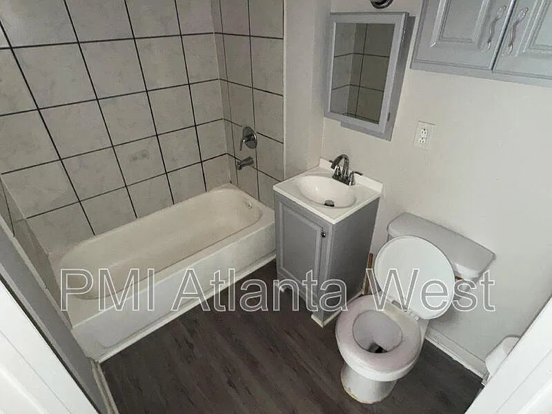 2 bed, 1.0 bath, $1,100 — Photo 4