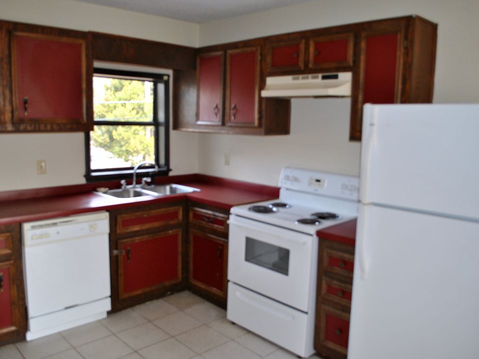 Kitchen/stove/fridge/dishwasher