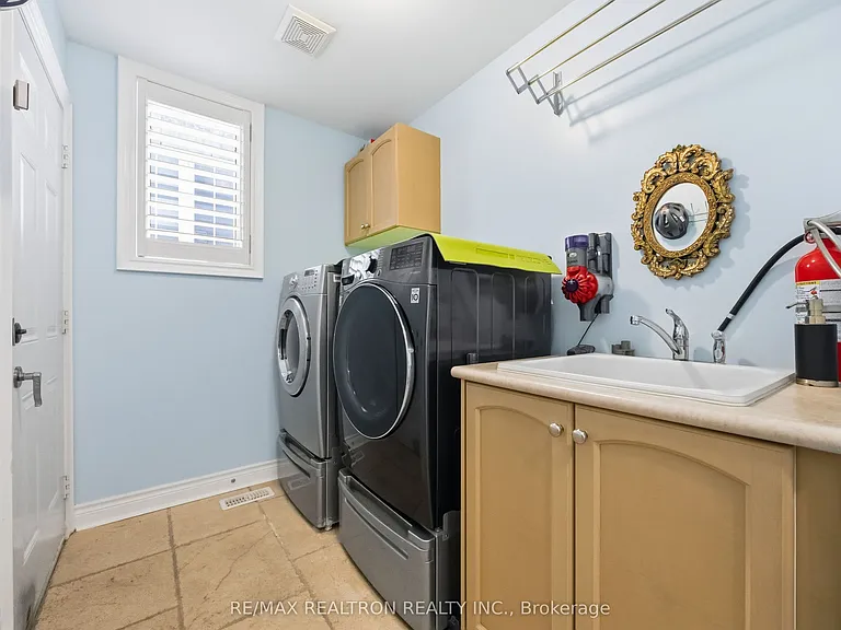 57 Dimarino Dr — Photo 33