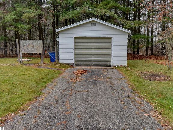 3rd image of 974 W Parkway Dr