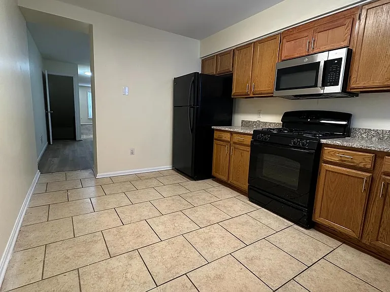 115 N Curley St — Photo 6