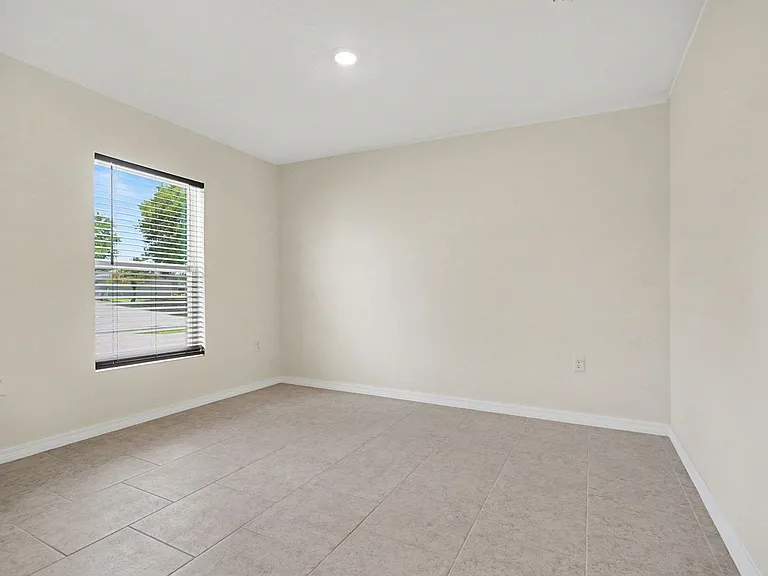 436 Wimpole Ln SW — Photo 2
