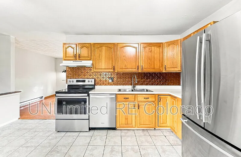 3 bed, 2.0 bath, 1978 sqft, $2,595 — Photo 4