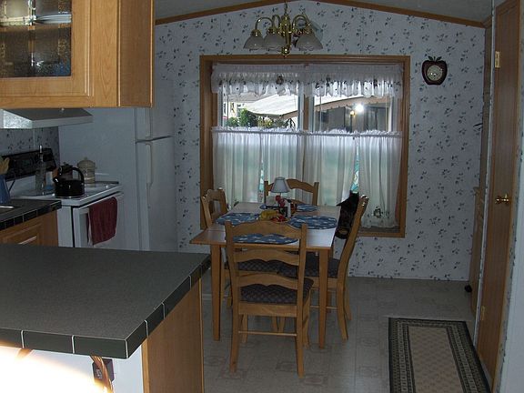 Eat-in kitchen